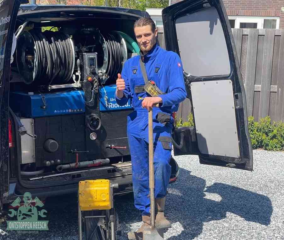 Een tevreden monteur met opgestoken duim naast de bestelbus, slim ingrijpen bespaart kosten bij een verstopte afvoer in Heesch