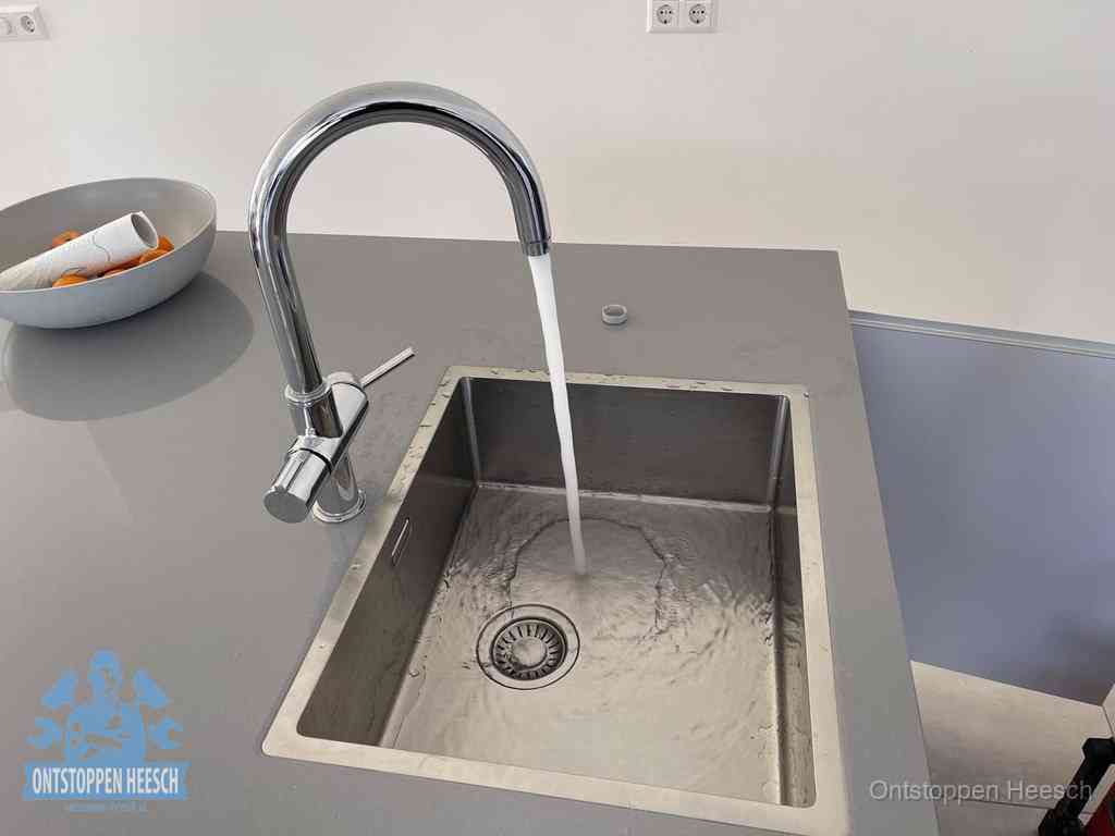 Een vrij doorstromende rvs spoelbak waar het water moeiteloos wegloopt, het resultaat van slim onderhoud dat geld bespaart in Heesch