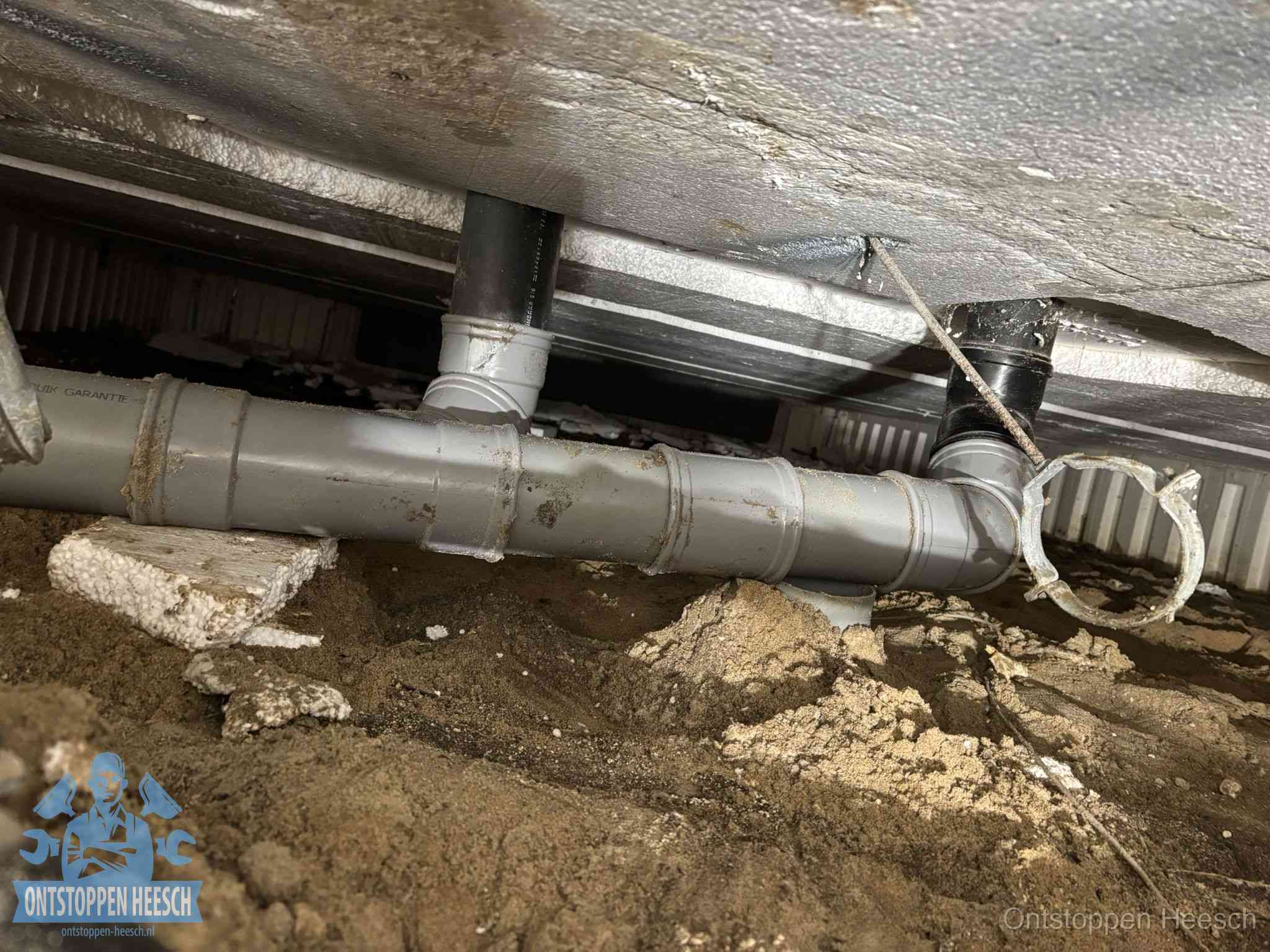 PVC-buizen in de kruipruimte van een gemengd of gescheiden rioolstelsel in Heesch