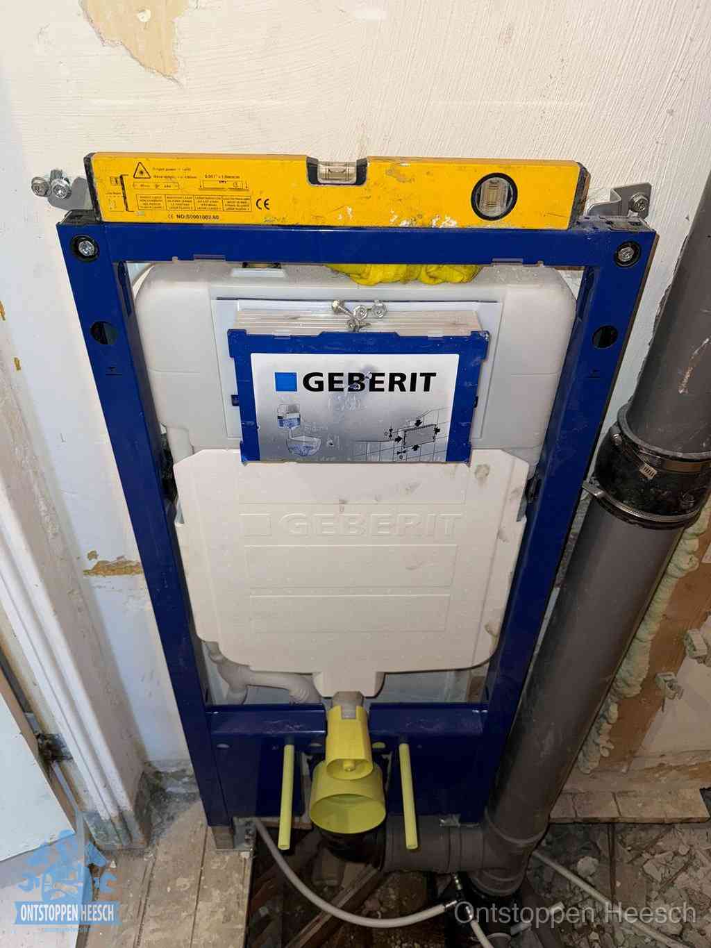 Een Geberit inbouwreservoir met frame voor een hangtoilet tegen de wand, met de afvoerbocht naar de vloer, kenmerkend voor een verstopt hangtoilet in Heesch