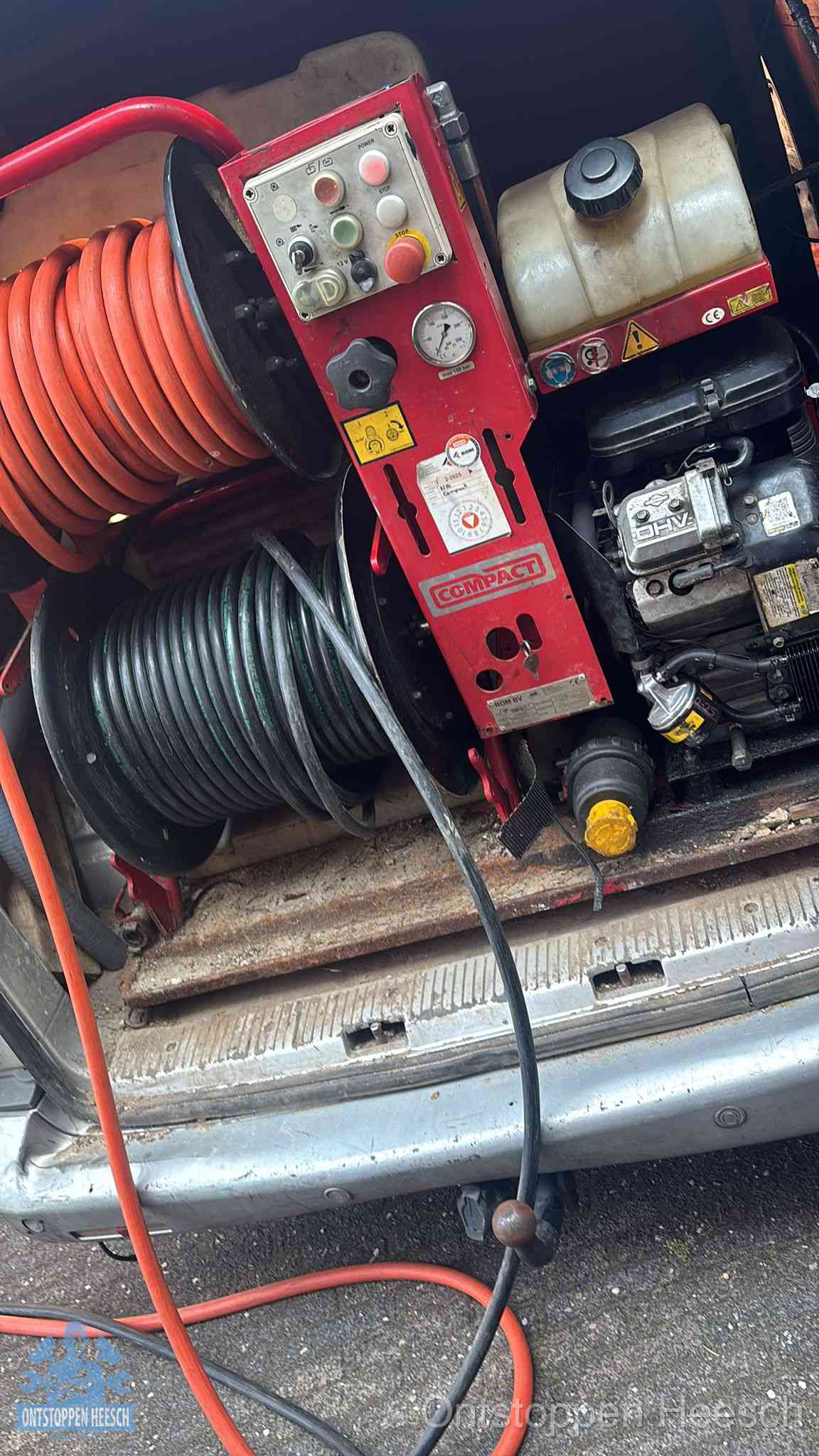 Hogedrukreiniger met slanghaspels in de bus voor het ontstoppen van het riool in Heesch