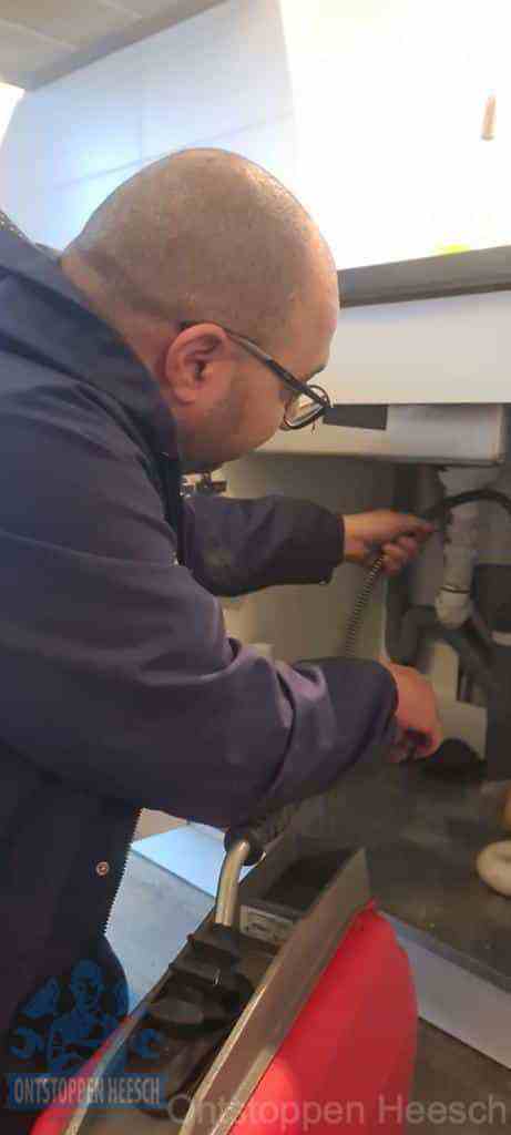 loodgieter-aan-het-werk-in-badkamer loodgieter-aan-het-werk-in-badkamer