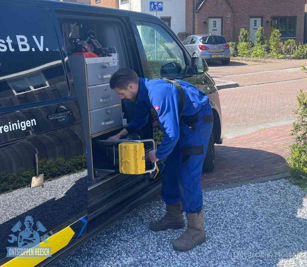 Een monteur pakt apparatuur uit de bedrijfsbus voor service aan huis, het moment om een professional in te schakelen in Heesch