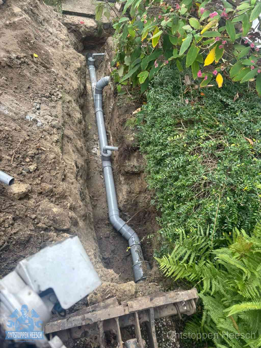 Open sleuf met nieuwe PVC-buizen, riool repareren en vervangen in Heesch
