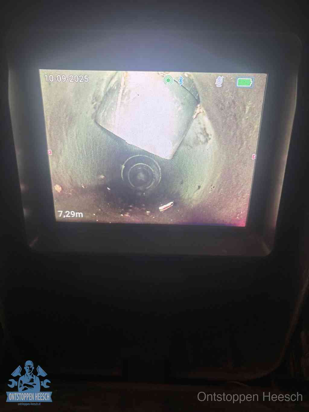 Camerabeeld van een verzakte rioolbuis diep onder de grond, een rioolverzakking in Heesch
