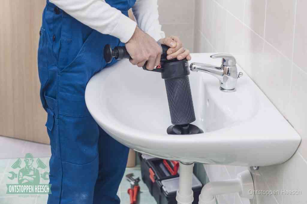Een te ruwe doe-het-zelf poging met een hand-pomp op de afvoer van een badkamer-wastafel, een van de veelgemaakte fouten bij afvoer ontstoppen in Heesch