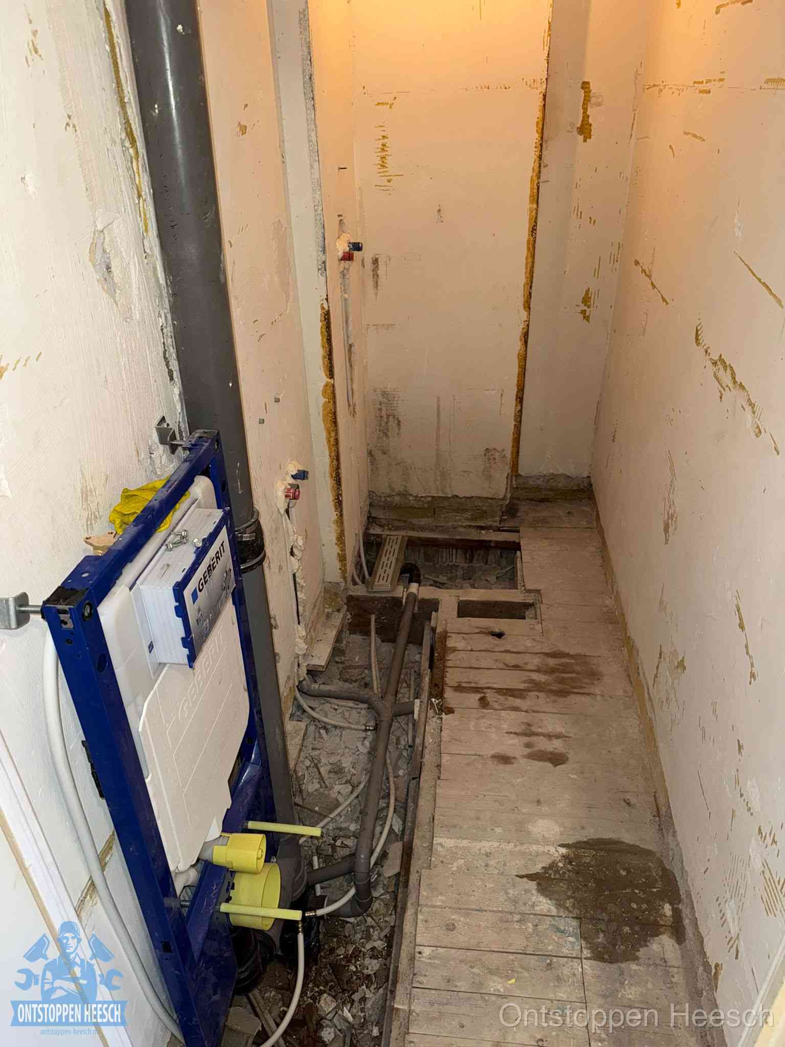 Een opgebroken toiletruimte tijdens renovatie met een Geberit inbouwreservoir en blootliggende oude afvoerleidingen, typisch voor oudere woningen in Heesch