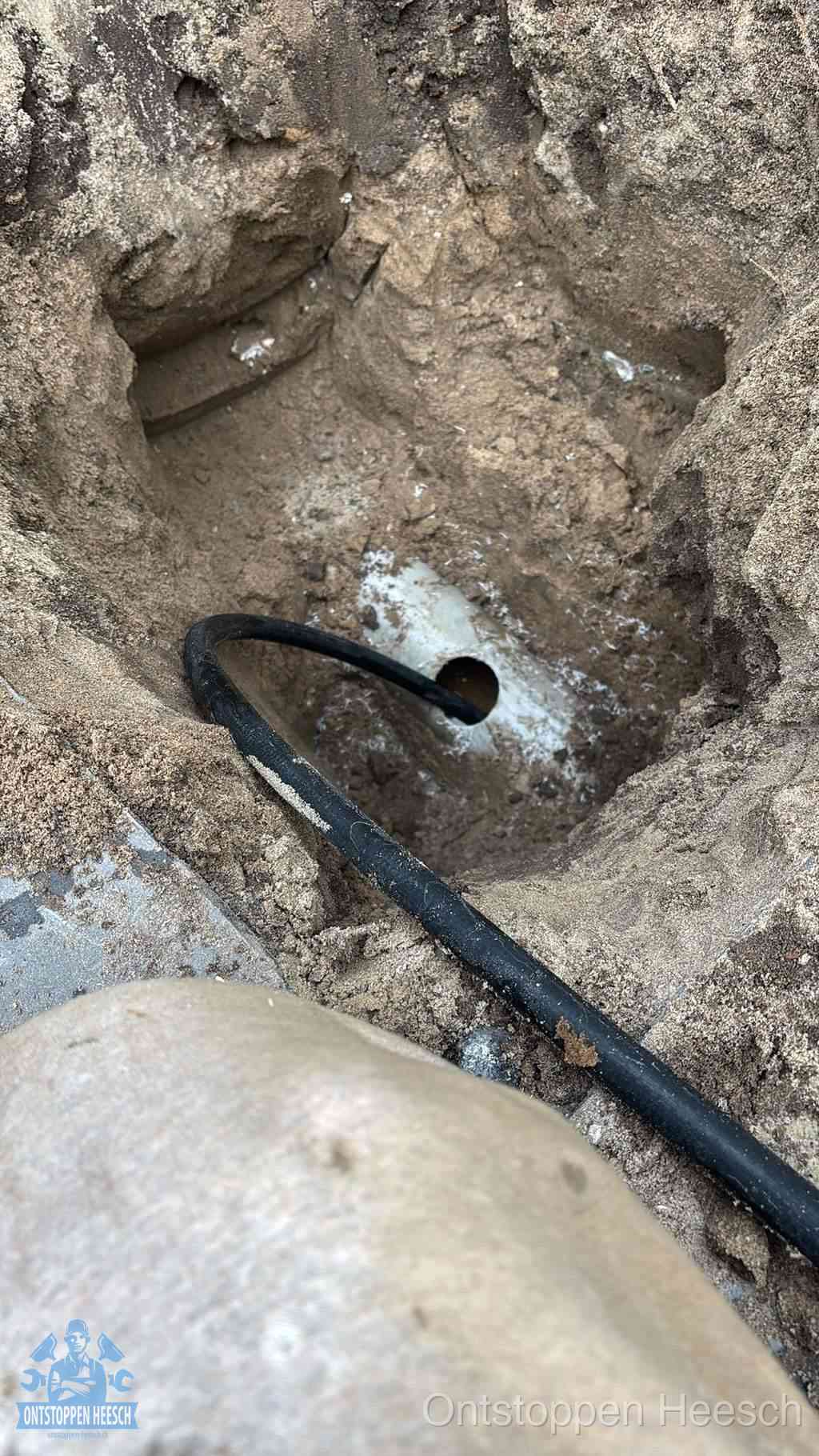 Uitgegraven rioolbuis in de grond, hulp om zelf het riool te ontstoppen in Heesch